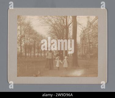 Jennigje Hendrika Jacoba Jonker spaziert mit zwei Kindern auf der Straße, Johannes Diderik van der Waals (1873–1971) (zugeschrieben), 1906–1907 fotografische Unterstützung. Historische Personen aus Pappe. Straße Stockfoto