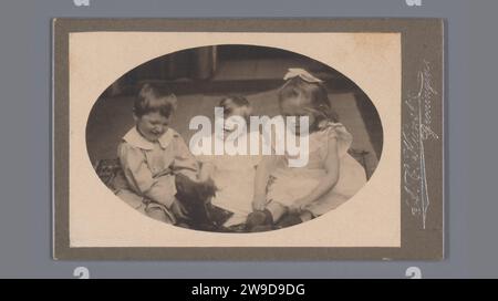 Gruppenporträt von Johanna Geertruida, Johannes Diderik und Anne Madeleine van der Waals, Aleidas Christiaan Kunst, 1907 Fotografie. Besuchen Sie die Karte Groningen Pappe. Fotografische Unterstützung historischer Personen. Historische Personen Groningen Stockfoto