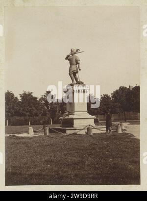 Statue von Jean de Grouchy in Harfleur, Anonym, 1883 Fotografie Teil des Albums eines französischen Amateurfotografen mit Aufnahmen von Familie, Soldaten, Industrie, Landschaften und Sehenswürdigkeiten in Frankreich. Harfleur fotografischer Träger Albumendruck Denkmal, Statue Harfleur Stockfoto