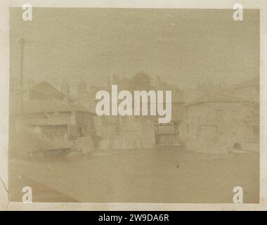 Ansicht eines Dorfes mit Wassermühlen, vermutlich in Frankreich, Anonym, um 1883 - 1886 Foto Teil des Albums eines französischen Amateurfotografen mit Aufnahmen von Familie, Soldaten, Industrie, Landschaften und Sehenswürdigkeiten in Frankreich. Frankreich fotografische Unterstützung Albumenabdruck Aussicht auf Dorf, Silhouette des Dorfes. Wassermühle Frankreich Stockfoto