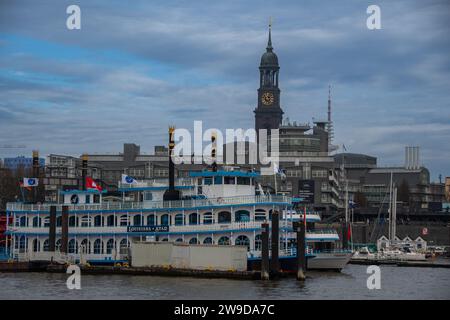 Hamburg, Deutschland 18 März 2023, der Raddampfer „Louisiana Star“ im Hamburger Hafen vor der Hauptkirche St. Michaelis Stockfoto