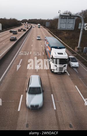 Autos und Lastwagen machen sich auf den Weg dorthin. Und von London auf der Autobahn M25 im Norden Londons in Großbritannien Stockfoto