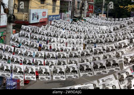 Dhaka, Bangladesch. Dezember 2023. Plakate der Wahlkandidaten hängen über einer Straße in Dhaka, Bangladesch. Am 27. Dezember 2023 kündigte der Vorsitzende der Wahl (CEC) von Bangladesch, Kazi Habibul Awal, den Zeitplan für die bevorstehenden Parlamentswahlen am 07. Januar 2024 an. Foto: Habibur Rahman/ABACAPRESS.COM Credit: Abaca Press/Alamy Live News Stockfoto