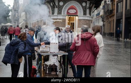 Sevilla, Spanien; 26. Dezember 2023: Kastanienstand in einer Straße der Stadt Stockfoto