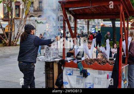 Sevilla, Spanien; 6. Dezember 2023: Kastanienstand auf der Straße. Stockfoto