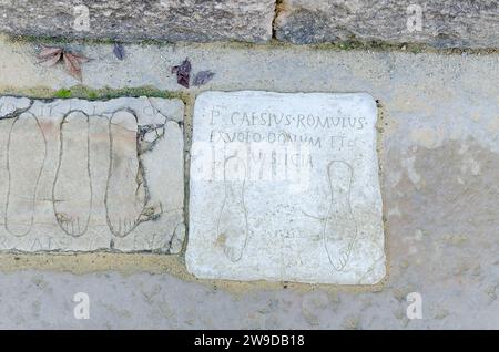 Santiponce, Sevilla, Spanien; 26. Dezember 2023: Votivtafel auf dem Boden in der römischen Stadt Italica. Stockfoto