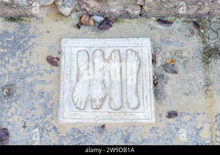 Santiponce, Sevilla, Spanien; 26. Dezember 2023: Votivtafel auf dem Boden in der römischen Stadt Italica. Stockfoto