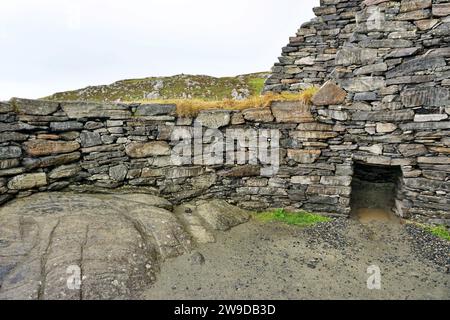 In den restaurierten Ruinen von Dun Carloway Broch, einem alten Steinbau an der Westküste der Isle of Lewis, Äußere Hebriden, Schottland. Stockfoto