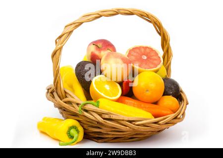 Frisches Obst und Gemüse in einem Korb auf weißem Hintergrund Stockfoto