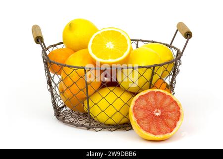 Zitrusfrüchte in einem Korb auf weißem Hintergrund Stockfoto