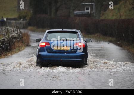 B6277, Middleton-in-Teesdale, Teesdale, County Durham, Vereinigtes Königreich. Dezember 2023. Wetter in Großbritannien. Die Fahrzeuge fahren auf der B6277 in der Nähe von Middleton-in-Teesdale durch Hochwasser, als der Sturm Gerrit Nordengland zu treffen beginnt. Quelle: David Forster/Alamy Live News Stockfoto