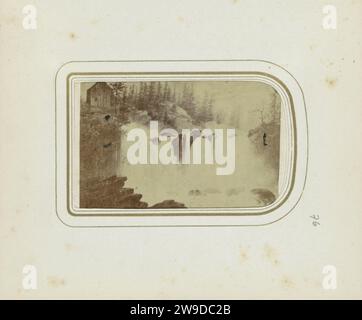 Fotoproduktion von (vermutlich) einem Gemälde des Traunfalls in Österreich, um 1865 Fotografie Teil des Fotoalbums einer Reise durch die Schweiz, Österreich und Deutschland durch die niederländische Familie Derkinderen. Oberösterreichisches Papier. Fotografische Unterstützung Albumenabdruck Reisen; Tourismus. Wasserfall (+ Landschaft mit Figuren, Personal) Oberösterreich Stockfoto