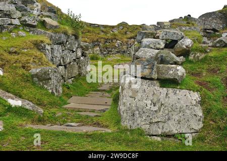Ruinen von Dun Beag Broch, einem Gebäude aus der Eisenzeit auf der Isle of Skye. Ein Broch, der nur in Schottland gefunden wird, ist ein runder Steinturm, der vor etwa 2000 Jahren erbaut wurde Stockfoto
