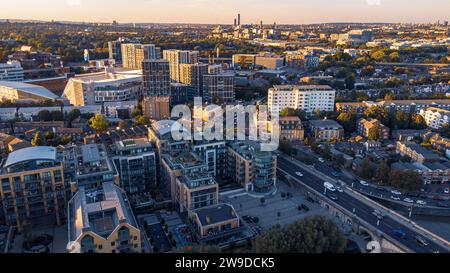 Eine Luftaufnahme der Londoner Skyline mit dem Gtech Community Stadium im Vordergrund. London, Großbritannien Stockfoto