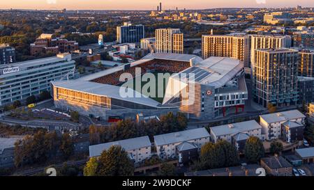 Ein Blick aus der Vogelperspektive auf das Gtech Community Stadium bei Sonnenuntergang. London, Großbritannien Stockfoto