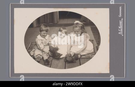 Gruppenporträt von Johanna Geertruida, Johannes Diderik und Anne Madeleine van der Waals, Aleidas Christiaan Kunst, 1907 Fotografie. Schrankfoto Groningen Karton. Fotografische Unterstützung historischer Personen. Historische Personen Groningen Stockfoto