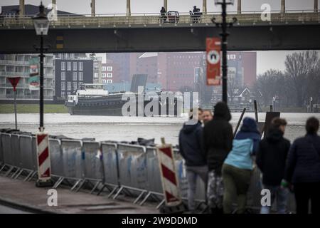 DEVENTER - die Menschen sehen das Hochwasser in der IJssel und ein vorbeifahrendes Schiff an den Sandsäcken auf der Wellekade. Die Gemeinde Deventer baut sich auf das schnell aufsteigende Wasser in der IJssel. Die Angst ist, dass der Wasserspiegel irgendwann so hoch ansteigt, dass Wasser in die Innenstadt fließt. ANP VINCENT JANNINK niederlande aus - belgien aus Stockfoto