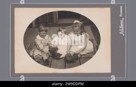 Gruppenporträt von Johanna Geertruida, Johannes Diderik und Anne Madeleine van der Waals, Aleidas Christiaan Kunst, 1907 Fotografie. Schrankfoto Groningen Karton. Fotografische Unterstützung historischer Personen. Historische Personen Groningen Stockfoto