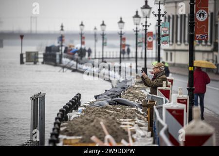 DEVENTER - die Leute sehen das Hochwasser in der IJssel in der Nähe der Sandsäcke auf der Wellekade. Die Gemeinde Deventer baut sich auf das schnell aufsteigende Wasser in der IJssel. Die Angst ist, dass der Wasserspiegel irgendwann so hoch ansteigt, dass Wasser in die Innenstadt fließt. ANP VINCENT JANNINK niederlande aus - belgien aus Stockfoto