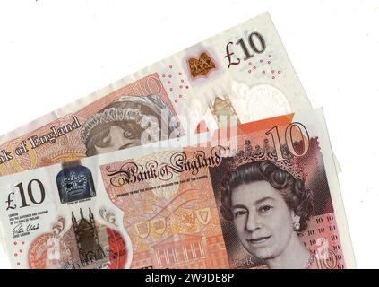 Zehn-Pfund-Notizen mit einem Porträt von Königin Elisabeth II. Aus Großbritannien/Großbritannien auf weißem Hintergrund. Stockfoto