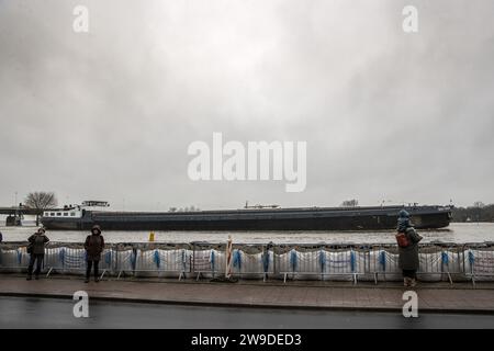 DEVENTER - die Menschen sehen das Hochwasser in der IJssel und ein vorbeifahrendes Schiff an den Sandsäcken auf der Wellekade. Die Gemeinde Deventer baut sich auf das schnell aufsteigende Wasser in der IJssel. Die Angst ist, dass der Wasserspiegel irgendwann so hoch ansteigt, dass Wasser in die Innenstadt fließt. ANP VINCENT JANNINK niederlande aus - belgien aus Stockfoto