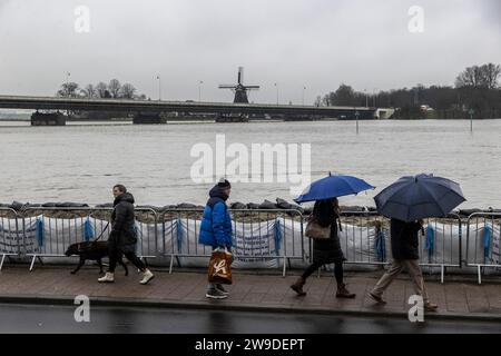 DEVENTER - die Leute sehen das Hochwasser in der IJssel in der Nähe der Sandsäcke auf der Wellekade. Die Gemeinde Deventer baut sich auf das schnell aufsteigende Wasser in der IJssel. Die Angst ist, dass der Wasserspiegel irgendwann so hoch ansteigt, dass Wasser in die Innenstadt fließt. ANP VINCENT JANNINK niederlande aus - belgien aus Stockfoto