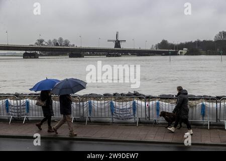 DEVENTER - die Leute sehen das Hochwasser in der IJssel in der Nähe der Sandsäcke auf der Wellekade. Die Gemeinde Deventer baut sich auf das schnell aufsteigende Wasser in der IJssel. Die Angst ist, dass der Wasserspiegel irgendwann so hoch ansteigt, dass Wasser in die Innenstadt fließt. ANP VINCENT JANNINK niederlande aus - belgien aus Stockfoto