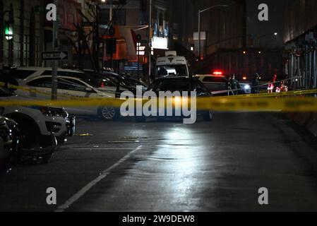 Queens, Usa. Dezember 2023. Die Szene einer Schießerei in der 127. Straße und der Liberty Avenue. Bei einer Schießerei am 27. Dezember 2023 in Queens, New York, wurde eine 28-jährige Frau getötet und ein 39-jähriger Mann verletzt. Der Vorfall ereignete sich an der 127th Street und der Liberty Avenue. Der Verletzte fuhr zum 103. NYPD-Revier und ist jetzt in stabilem Zustand. Quelle: SOPA Images Limited/Alamy Live News Stockfoto