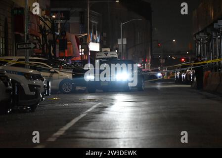 Queens, Usa. Dezember 2023. Die Szene einer Schießerei in der 127. Straße und der Liberty Avenue. Bei einer Schießerei am 27. Dezember 2023 in Queens, New York, wurde eine 28-jährige Frau getötet und ein 39-jähriger Mann verletzt. Der Vorfall ereignete sich an der 127th Street und der Liberty Avenue. Der Verletzte fuhr zum 103. NYPD-Revier und ist jetzt in stabilem Zustand. Quelle: SOPA Images Limited/Alamy Live News Stockfoto