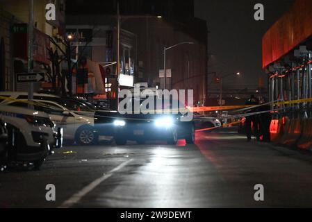 Queens, Usa. Dezember 2023. Die Szene einer Schießerei in der 127. Straße und der Liberty Avenue. Bei einer Schießerei am 27. Dezember 2023 in Queens, New York, wurde eine 28-jährige Frau getötet und ein 39-jähriger Mann verletzt. Der Vorfall ereignete sich an der 127th Street und der Liberty Avenue. Der Verletzte fuhr zum 103. NYPD-Revier und ist jetzt in stabilem Zustand. Quelle: SOPA Images Limited/Alamy Live News Stockfoto