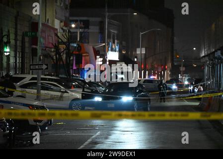 Queens, Usa. Dezember 2023. Die Szene einer Schießerei in der 127. Straße und der Liberty Avenue. Bei einer Schießerei am 27. Dezember 2023 in Queens, New York, wurde eine 28-jährige Frau getötet und ein 39-jähriger Mann verletzt. Der Vorfall ereignete sich an der 127th Street und der Liberty Avenue. Der Verletzte fuhr zum 103. NYPD-Revier und ist jetzt in stabilem Zustand. Quelle: SOPA Images Limited/Alamy Live News Stockfoto