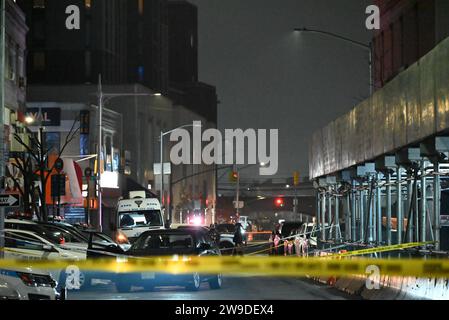 Queens, Usa. Dezember 2023. Die Szene einer Schießerei in der 127. Straße und der Liberty Avenue. Bei einer Schießerei am 27. Dezember 2023 in Queens, New York, wurde eine 28-jährige Frau getötet und ein 39-jähriger Mann verletzt. Der Vorfall ereignete sich an der 127th Street und der Liberty Avenue. Der Verletzte fuhr zum 103. NYPD-Revier und ist jetzt in stabilem Zustand. Quelle: SOPA Images Limited/Alamy Live News Stockfoto