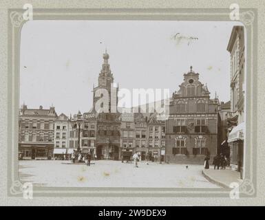 Grote Markt in Nijmegen mit dem Boterwaag auf der rechten Seite und im Hintergrund der Turm der Sint Stevenskerk, Folkert Idzes de Jong, ca. 1905 - ca. 1907 Fotografie Teil des topographischen Albums niederländischer Dörfer und Städte 1905. Großer Markt für fotografische Unterstützung Platz, Ort, Zirkus usw. (+ Stadt (-Landschaft) mit Zahlen, Personal). Teile der Kirche außen und Nebengebäude: turm. Waage. Werbung für großen Markt Stockfoto