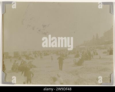 Strand (Nordseeküste), die Niederlande oder Deutschland, ca. 1900 Foto Niederlande fotografische Unterstützung. Papier in oder neben dem Wasser (am Strand) Niederlande. Deutschland Stockfoto
