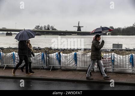 DEVENTER - die Leute sehen das Hochwasser in der IJssel in der Nähe der Sandsäcke auf der Wellekade. Die Gemeinde Deventer baut sich auf das schnell aufsteigende Wasser in der IJssel. Die Angst ist, dass der Wasserspiegel irgendwann so hoch ansteigt, dass Wasser in die Innenstadt fließt. ANP VINCENT JANNINK niederlande aus - belgien aus Stockfoto