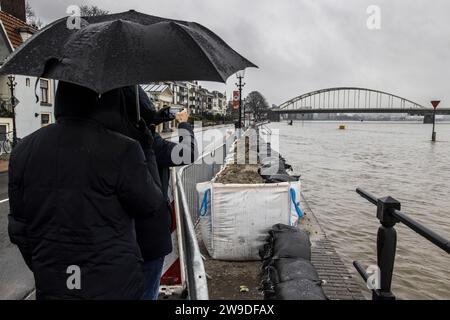 DEVENTER - die Leute sehen das Hochwasser in der IJssel in der Nähe der Sandsäcke auf der Wellekade. Die Gemeinde Deventer baut sich auf das schnell aufsteigende Wasser in der IJssel. Die Angst ist, dass der Wasserspiegel irgendwann so hoch ansteigt, dass Wasser in die Innenstadt fließt. ANP VINCENT JANNINK niederlande aus - belgien aus Stockfoto