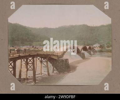 Blick auf die Kintai-Kyo-Brücke über den Nishiki-Fluss in Iwakuni, Japan, um 1890 - ab 1903 Foto dieses Foto ist Teil eines Albums. Iwakuni-Papier. Fotografische Unterstützung Albumendruckbrücke in der Stadt über Fluss, Kanal usw. Iwakuni. NISHIKI-GAWA Stockfoto