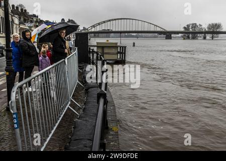 DEVENTER - die Leute sehen das Hochwasser in der IJssel in der Nähe der Sandsäcke auf der Wellekade. Die Gemeinde Deventer baut sich auf das schnell aufsteigende Wasser in der IJssel. Die Angst ist, dass der Wasserspiegel irgendwann so hoch ansteigt, dass Wasser in die Innenstadt fließt. ANP VINCENT JANNINK niederlande aus - belgien aus Stockfoto