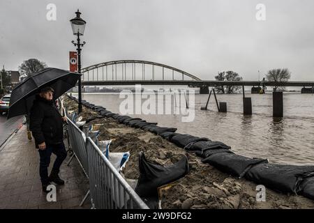 DEVENTER - die Leute sehen das Hochwasser in der IJssel in der Nähe der Sandsäcke auf der Wellekade. Die Gemeinde Deventer baut sich auf das schnell aufsteigende Wasser in der IJssel. Die Angst ist, dass der Wasserspiegel irgendwann so hoch ansteigt, dass Wasser in die Innenstadt fließt. ANP VINCENT JANNINK niederlande aus - belgien aus Stockfoto