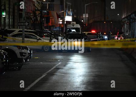 Queens, Usa. Dezember 2023. Die Szene einer Schießerei in der 127. Straße und der Liberty Avenue. Bei einer Schießerei am 27. Dezember 2023 in Queens, New York, wurde eine 28-jährige Frau getötet und ein 39-jähriger Mann verletzt. Der Vorfall ereignete sich an der 127th Street und der Liberty Avenue. Der Verletzte fuhr zum 103. NYPD-Revier und ist jetzt in stabilem Zustand. (Foto: Kyle Mazza/SOPA Images/SIPA USA) Credit: SIPA USA/Alamy Live News Stockfoto