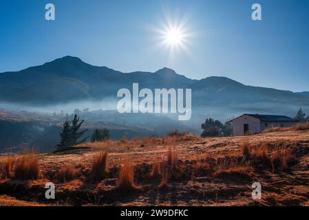 Die Sonne scheint über dem Berg im Dorf Dilli Dilli in Lesotho Stockfoto