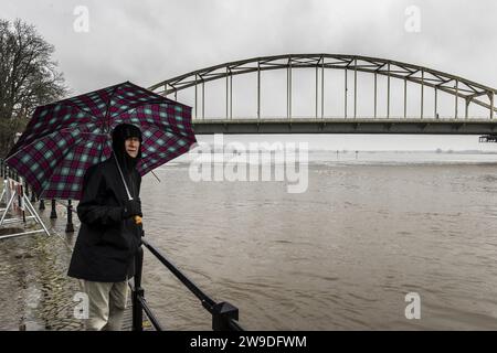 DEVENTER - die Leute sehen sich das Hochwasser in der IJssel an der Wellekade an. Die Gemeinde Deventer baut sich auf das schnell aufsteigende Wasser in der IJssel. Die Angst ist, dass der Wasserspiegel irgendwann so hoch ansteigt, dass Wasser in die Innenstadt fließt. ANP VINCENT JANNINK niederlande aus - belgien aus Stockfoto