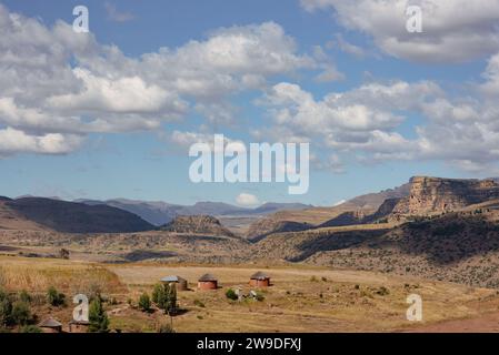 Hütten auf einer grasbewachsenen Ebene im bergigen Land Lesotho Stockfoto