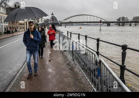 DEVENTER - die Leute sehen das Hochwasser in der IJssel in der Nähe der Sandsäcke auf der Wellekade. Die Gemeinde Deventer baut sich auf das schnell aufsteigende Wasser in der IJssel. Die Angst ist, dass der Wasserspiegel irgendwann so hoch ansteigt, dass Wasser in die Innenstadt fließt. ANP VINCENT JANNINK niederlande aus - belgien aus Stockfoto