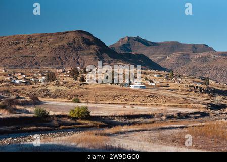 Ein abgelegenes Dorf inmitten der Berge im ländlichen Lesotho Stockfoto
