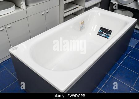 Bäder im Sanitär-Laden. Eine Badewanne der Marke Kaldewei wird im Geschäft ausgestellt. Minsk, Weißrussland - 27. Dezember 2023 Stockfoto