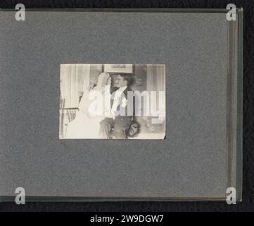 Sitzendes Brautpaar, möglicherweise zwei männliche Studenten während einer Dressing Party, Anonym, ca. 1910 - ca. 1920 Foto dieses Foto ist Teil eines Albums. Vereinigte Staaten von Amerika baryta Papier Gelatine Silberdruck Student. Braut und Bräutigam im Hochzeitskleid Vereinigte Staaten von Amerika Stockfoto