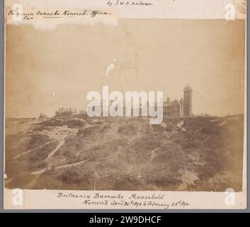 Britannia Barracks, Mousehold Heath, Norwich, Engeland, ca. 1892 - ca. 1894 Foto Britannia Barracks ist ein großer Komplex, der als Unterkunft der Armee und in jüngerer Zeit als Gefängnis diente. Mousehold Heath ist eine Heide- und Waldlandschaft im Nordosten von Norwich, England. Ein Gebiet von Heathland and Woodland, das im Nordosten Norwich liegt. Papier. Karton Albumendruck England Stockfoto