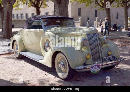 Ein Packard Oldtimer auf einem Automobilfestival in San Lorenzo de El Escorial, Madrid. Stockfoto