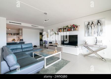 Ein Bild von einem luxuriösen Wohnzimmer mit offener Küche in einem mediterranen Apartment Stockfoto